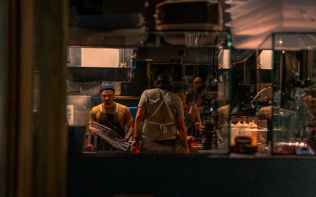 Notre équipe Vite & Gourmand en cuisine